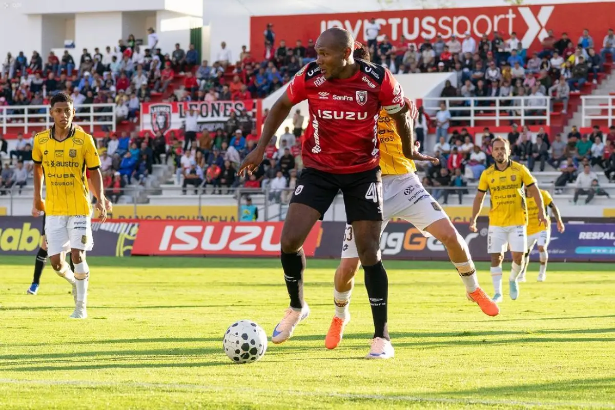 Juan Luis Anangonó (rojo) es el goleador de Leones del Norte y logró anotar la del empate ante Deportivo Cuenca., Foto: Agencia Apifoto
