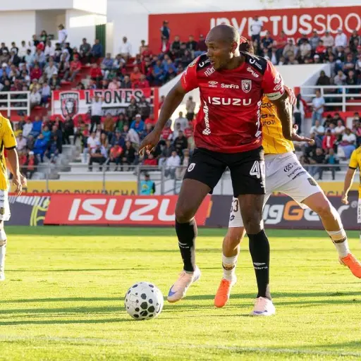 Deportivo Cuenca resistió con diez jugadores y rescató un punto frente a Leones del Norte por la Liga Ecuabet