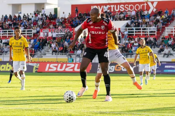Juan Luis Anangonó (rojo) es el goleador de Leones del Norte y logró anotar la del empate ante Deportivo Cuenca. ,Foto: Agencia Apifoto