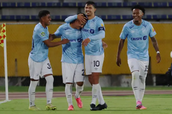Jugadores de Universidad Católica celebran el gol de Mauro Díaz ante Liga de Quito