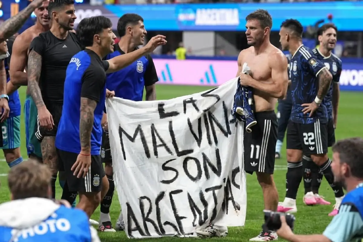 La celebración de los futbolistas argentinos con una pancarta que les dieron desde la tribuna., Foto: Redes Sociales