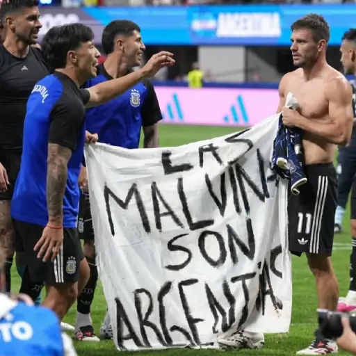 Argentina podría ser sancionada por la FIFA tras celebrar con una pancarta sobre las Islas Malvinas