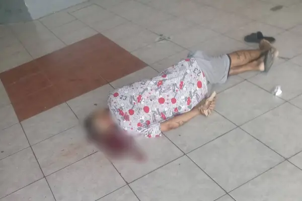 El cuerpo del hombre quedó sin vida en el interior de la terminal terrestre de Bahía. ,Cortesía