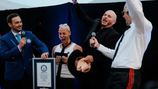 Pitbull reúne a más de 20 mil personas con calvas postizas y establece récord mundial 
