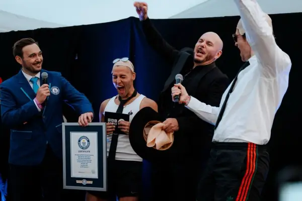 Pitbull celebra tras lograr el récord Guinness.
