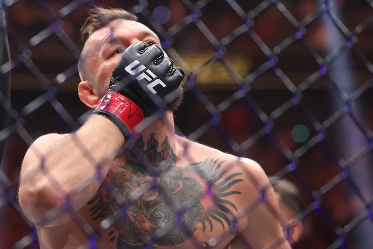 Conor McGregor se lamenta tras su derrota en la UFC.