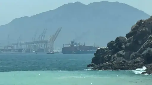 Irán responde a ataques de Estados Unidos con bombardeos en el Golfo y declara el cierre de Ormuz