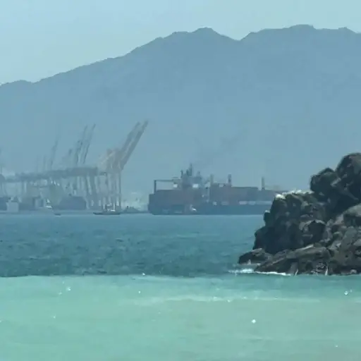 Irán responde a ataques de Estados Unidos con bombardeos en el Golfo y declara el cierre de Ormuz