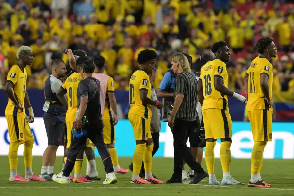 Becaccece dirigiéndose a los jugadores de Ecuador tras el empate ante Curazao. ,JUAN MABROMATA / AFP