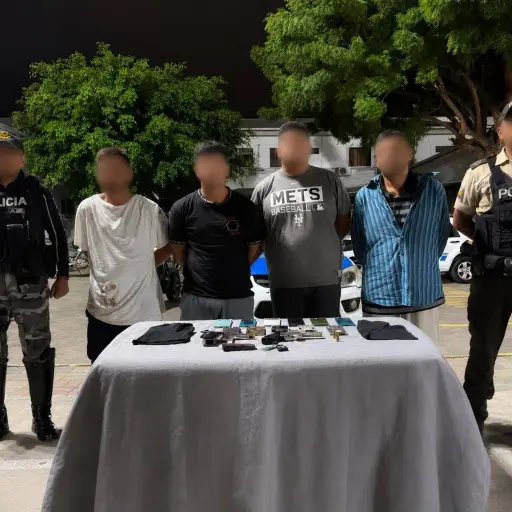 Cuatro personas detenidas con armas son acusados de varios robos en Manta