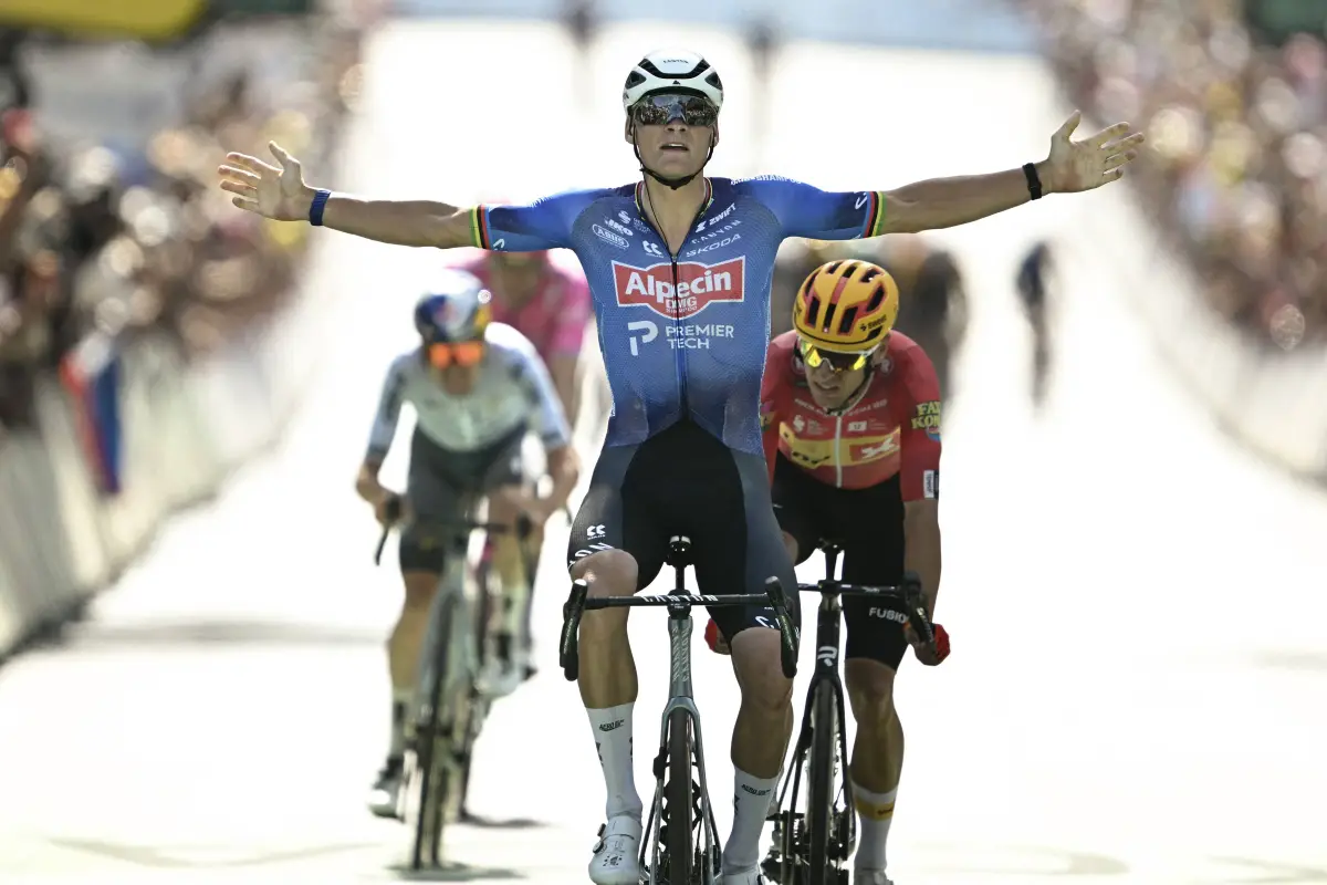 El ciclista holandés Mathieu van der Poel, del equipo Premier Tech, llega a la meta para ganar la novena etapa por delante del ciclista noruego Tobias Halland Johannessen, del equipo Uno-X Mobility., LOIC VENANCE / AFP