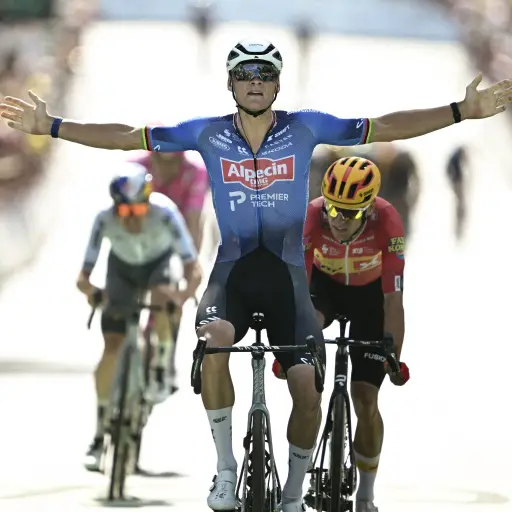 Van der Poel vence al calor y se impone en la 9ª etapa del Tour de Francia
