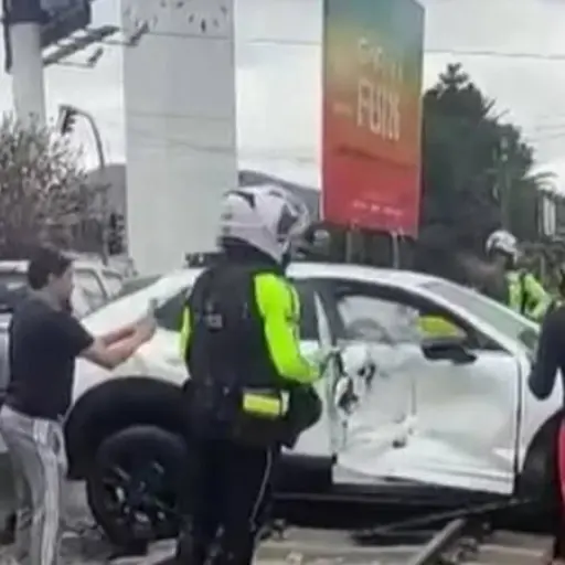 Tren del Tayta Imbabura impacta contra vehículo que invadió la vía férrea en Ibarra