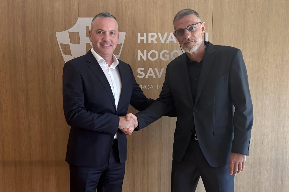 Slaven Bilić fue presentado este mismo lunes., X: @HNS_CFF.