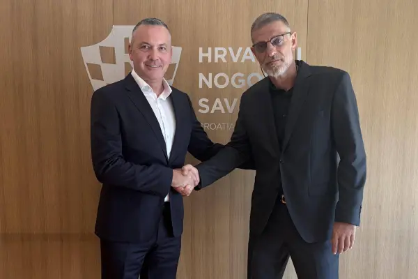 Slaven Bilić fue presentado este mismo lunes. ,X: @HNS_CFF.