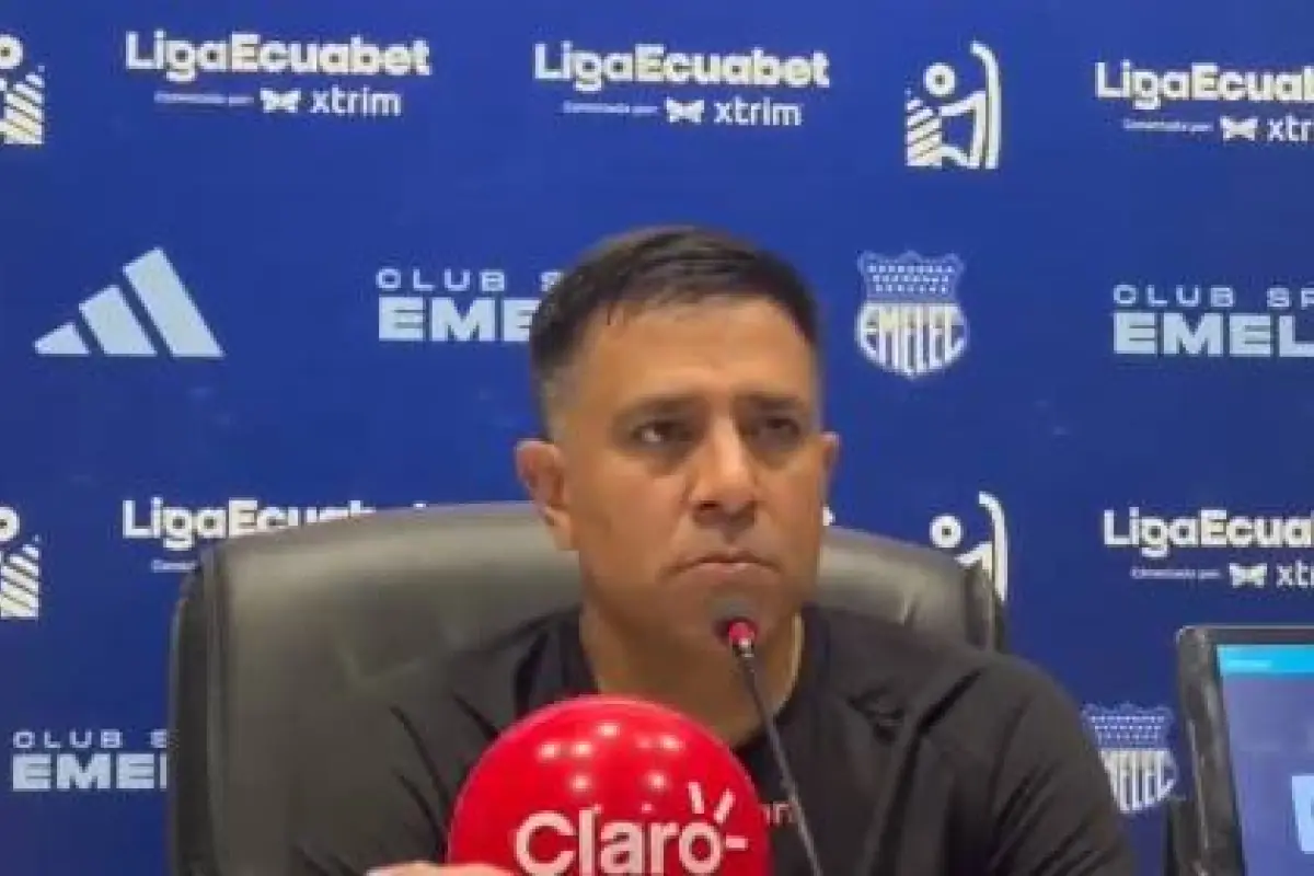 El técnico César Farías en la rueda de prensa tras el 'Clásico del Astillero'.