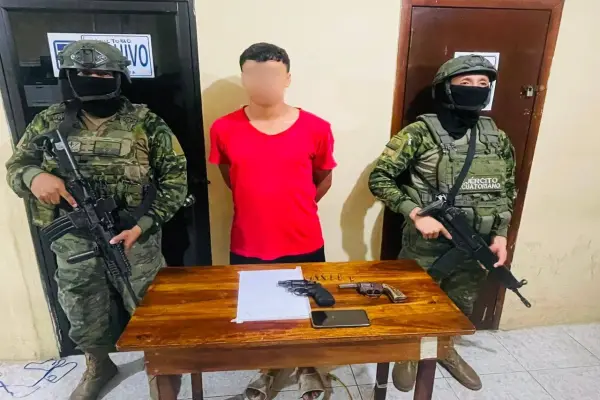 El sospechoso y parte de las armas que fueron decomisadas durante la operación militar. ,Cortesía