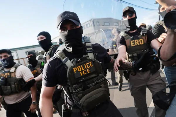Los agentes del ICE han sido cuestionados por su violencia durante los operativos antimigratorios. 