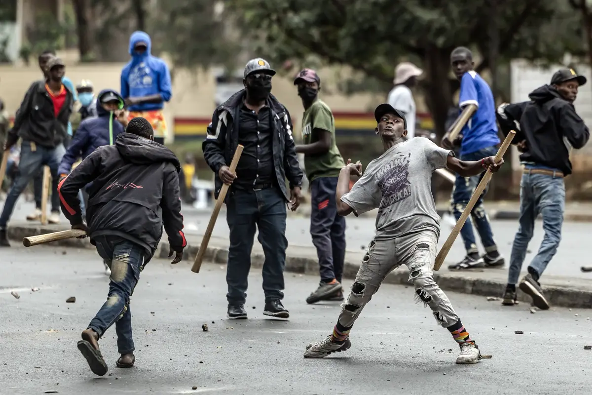 Un estudio de la empresa de investigación Odipo Dev, con sede en Nairobi, reveló una lista de precios para matones, que oscila entre  y ., LUIS TATO / AFP