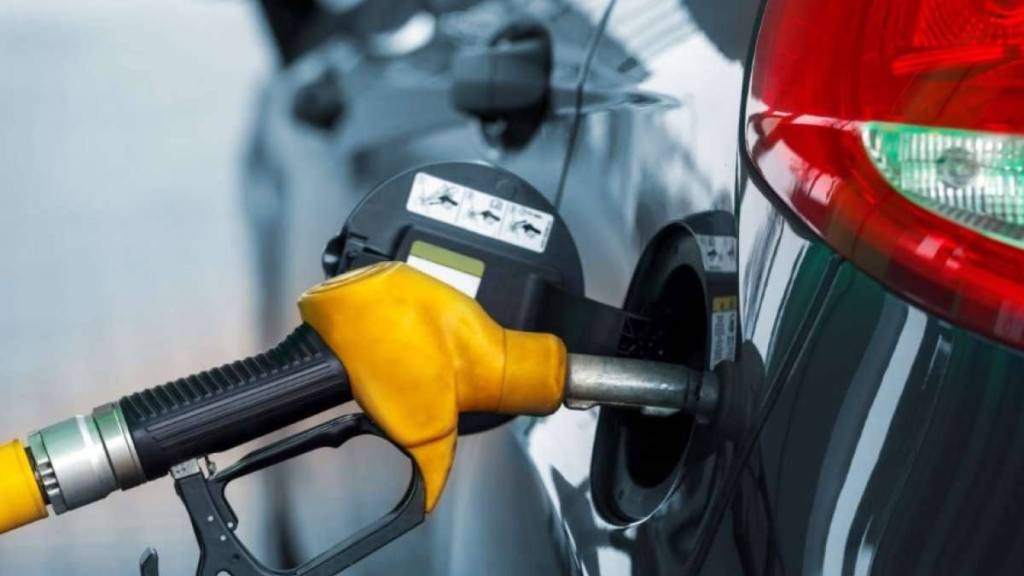Bolivia congela precios de combustibles hasta enero para mitigar fluctuación del dólar