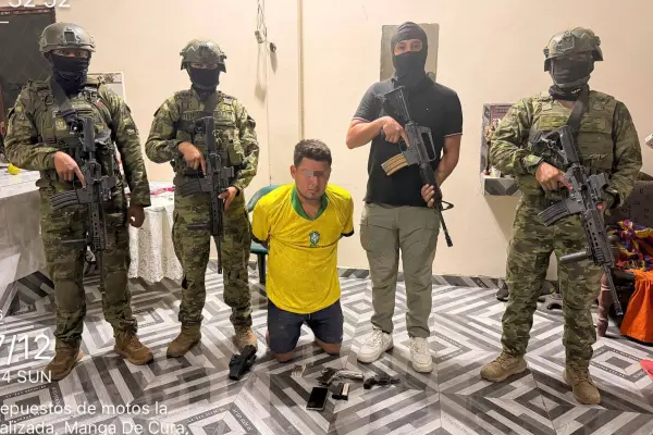 El Carmen Ejército aprehendió a dos personas y decomisó armas durante operativo militar