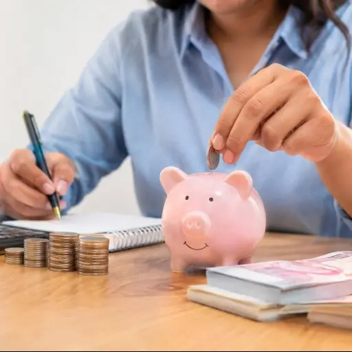 Ahorrar el 10 % del sueldo puede acelerar el pago de las deudas