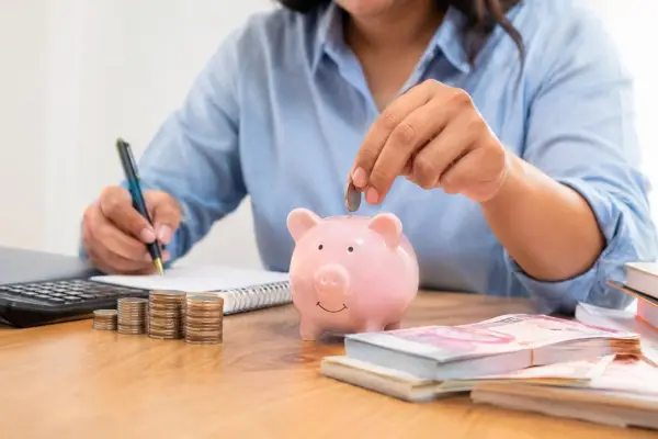 Ahorrar el 10 % del sueldo puede acelerar el pago de las deudas