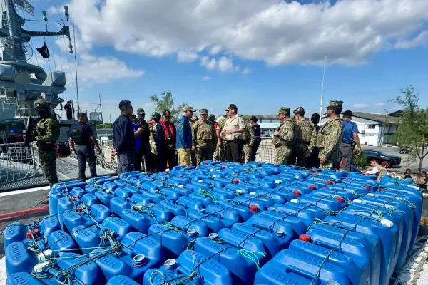 Seis detenidos en altamar con cocaína camuflada en bidones que se usan para combustible