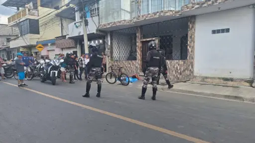 Lo asesinan a tiros en el portal de su casa en Portoviejo