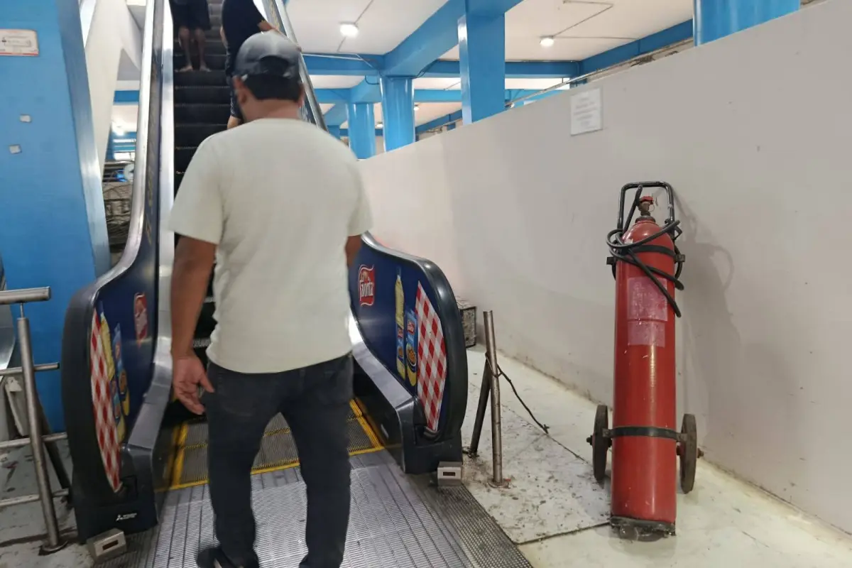 Uno de los extintores instalados junto a las escaleras eléctricas del Mercado Central., El Diario