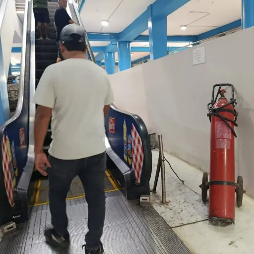 Mercado Central de Manta fortalece su seguridad con la instalación de extintores 