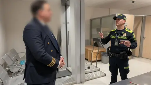 Se vistió de piloto para pasar desapercibido en el aeropuerto, pero llevaba diez kilos de droga debajo del uniforme