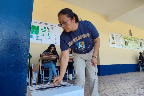 Imagen referencial que muestra a una ciudadana ejerciendo su derecho al voto ,El Diario