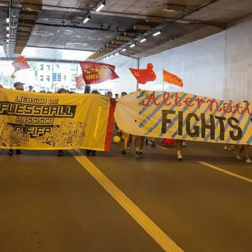 Manifestantes marchan en Suiza en protesta contra la FIFA y la gestión del presidente Gianni Infantino
