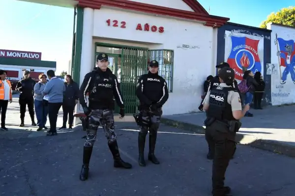 Agentes de la Policía Nacional realizan patrullajes en el momento de ingresos y salidas de los alumnos. ,Foto: Archivo