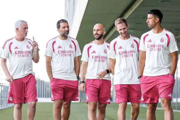 José Mourinho junto a su equipo de trabajo en Valdebebas. ,Real Madrid.