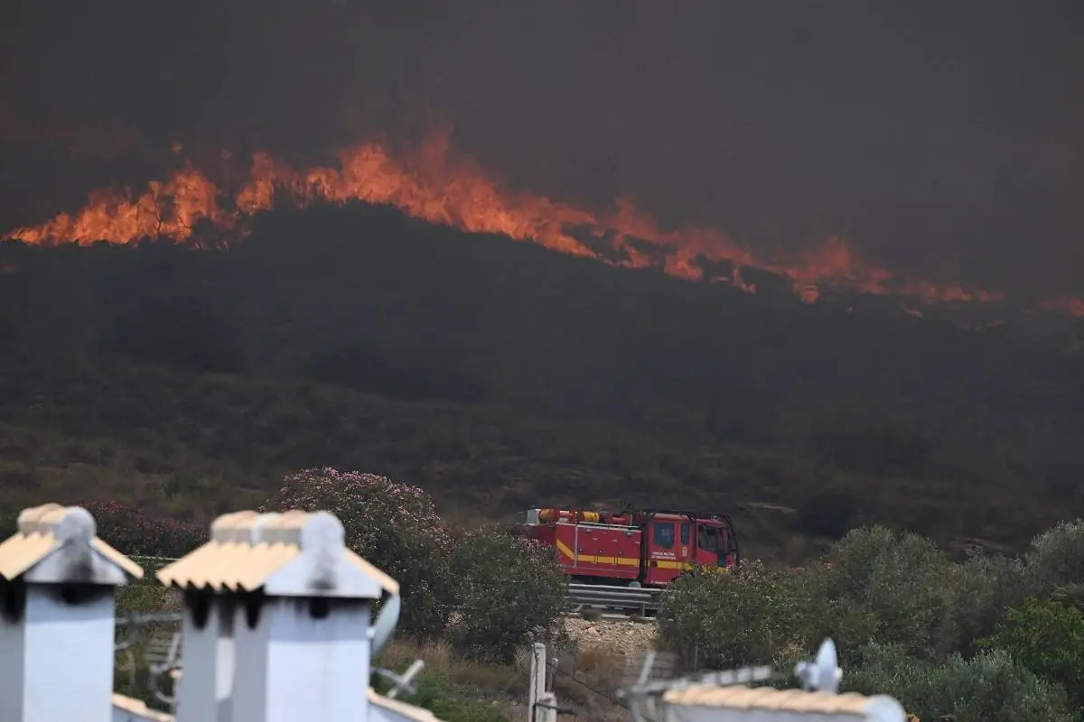 Bomberos intentan controlar las llamas, mientras buscan a personas atrapadas. 