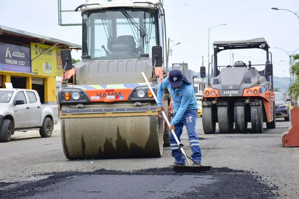 Un bacheo ejecutado en la Avenida Urbina, en Portoviejo, El Diario