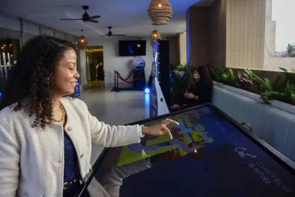 Imagen referencial de una ciudadana interactuando con dispositivos con tecnología 5G ,El Diario