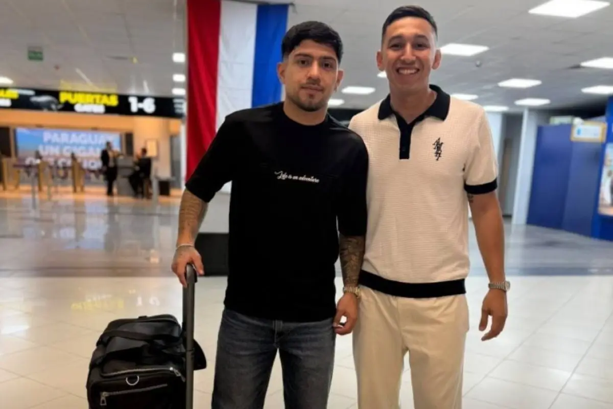 Sergio Díaz (izquierda) y su representante Hugo Arévalos previo a su viaje a Guayaquil