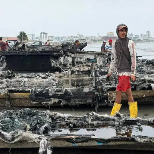 MDH entrega 27 Bonos de Contingencia a pescadores afectados por incendio en Manta