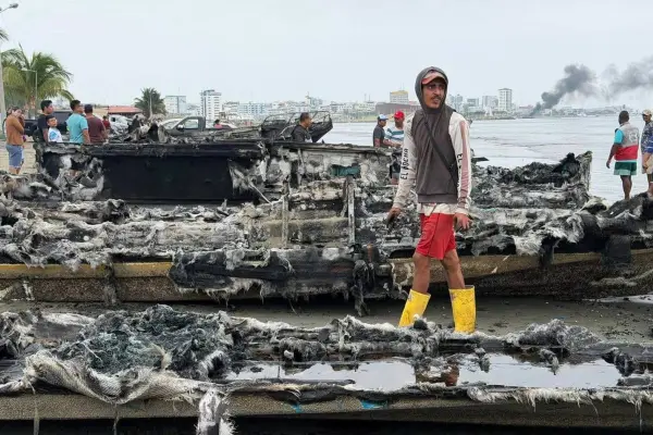Estado entrega ayuda económica a familias de pescadores damnificados por incendio en el puerto de Manta. ,El Diario