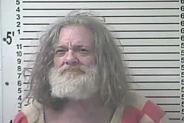 Detienen a hombre en Kentucky tras hallazgo del cuerpo de su esposa en su casa.