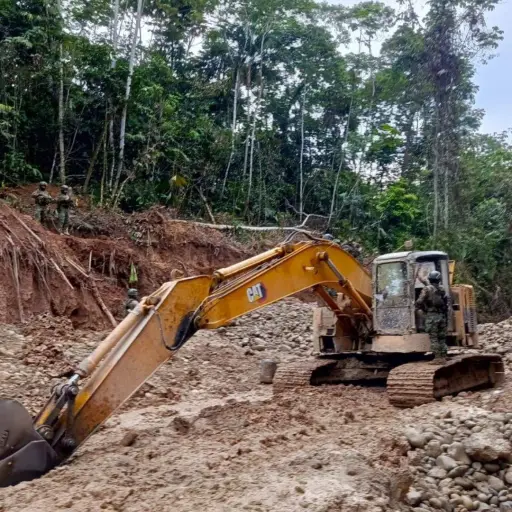 Inhabilitan maquinaria y campamento utilizado en minería ilegal en Napo