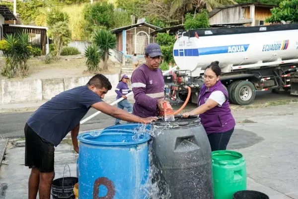 El Gobierno ha entregado agua en tanqueros en las crisis de desabastecimiento de agua potable. ,Gobernación de Manabí.