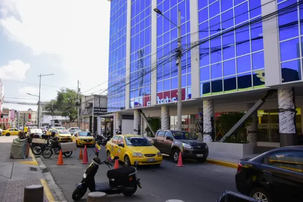 El flujo vehicular en esta calle de Portoviejo alcanza entre 1.200 y 1.500 vehículos por hora
