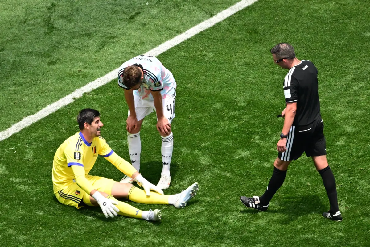 El portero de la selección de Bélgica Thibaut Courtois se lesionó en el partido con España