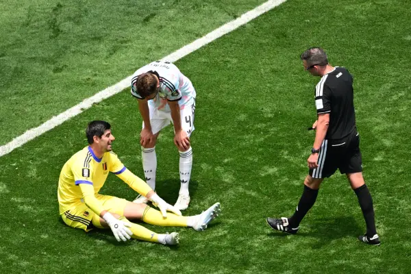 El portero de la selección de Bélgica Thibaut Courtois se lesionó en el partido con España