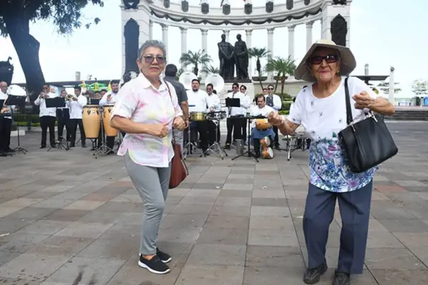 Así se viven las fiestas julianas: música, baile y cientos de asistentes en los conciertos de la Banda Municipal