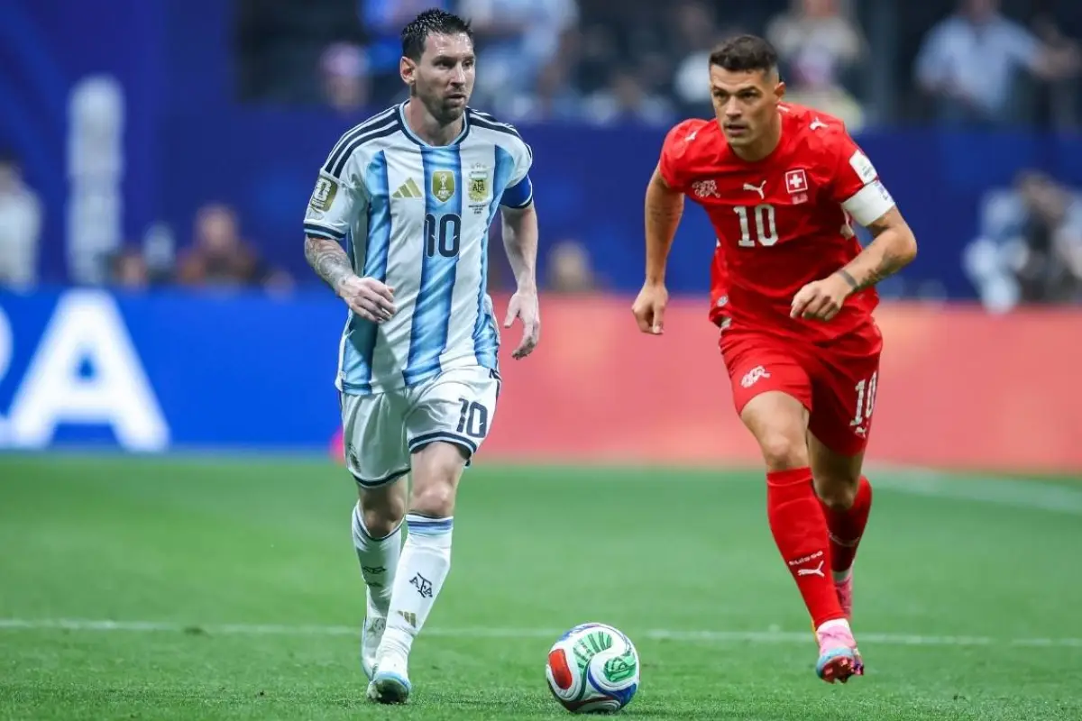 Lionel Messi y Granit Xhaka serán titulares esta noche en el choque Argentina ante Suiza.